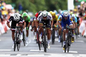 Michael Matthews, Peter Sagan y Daniel Martin esprintan por la victoria en la meta de Longwy.