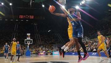 LAS PALMAS DE GRAN CANARIA, 04/04/2026.- El alero estadounidense del San Pablo Jermaine Samuels entra a canasta durante el partido de la jornada 25 de la Liga Endesa que disputan el Gran Canaria y el San Pablo Burgos este sábado, en el Gran Canaria Arena.EFE/ Angel Medina G.