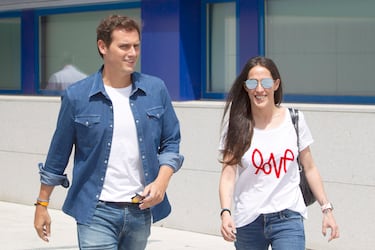 Malú, especialista en cantarle al desamor, relató el final de su romance con Albert Rivera en 'Ausente'. "Quien te entienda ahora será porque también se volvió loca" o "eres un extraño que pasea por mi casa" son algunos de los versos que dejó en la canción. Con una hija en común, la artista aseguró recientemente que "la llegada de un hijo separa mucho. Si las dos personas no están en el mismo sitio crea un mundo". 