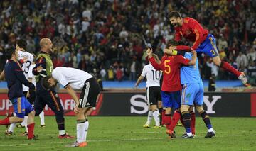 A la conclusión del encuentro, todo el banquillo de la Selección nacional explotó en alegría. España se mediría a Holanda en la final del Mundial de Sudáfrica: habría un campeón inédito. Para España sería su primera oportunidad de jugar una final. Para Holanda sería su tercera final. Lo que era seguro era que Europa superaría a América en el palmarés del torneo.