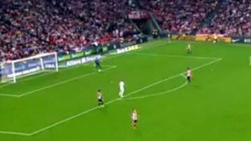 El momento en el que Iraizoz saca de portería hacia San José.