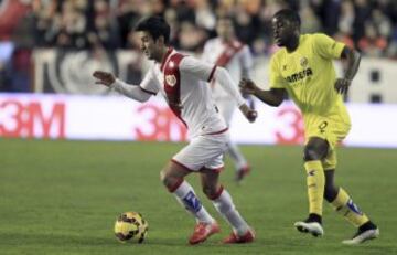 El centrocampista del Rayo Alberto bueno  y el delantero costarricense del Villarreal Joel Campbell, durante el partido de la vigésimo tercera jornada de Liga de Primera División.