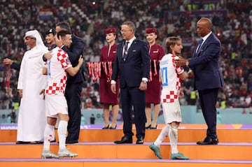 Ivan Perisic y Luka Modric de Croacia reciben su medalla de tercer puesto de la Copa Mundial de la FIFA Qatar 2022 después de la victoria del equipo durante el partido por el tercer puesto de la Copa Mundial de la FIFA Qatar 2022 entre Croacia y Marruecos.