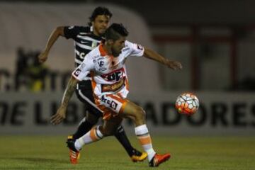 Rodrigo Ureña controla la pelota en el medio campo 'minero'.