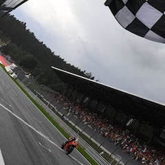 Binder gana la carrera más loca delante de Bagnaia y Martín