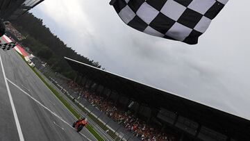 Binder gana la carrera más loca delante de Bagnaia y Martín