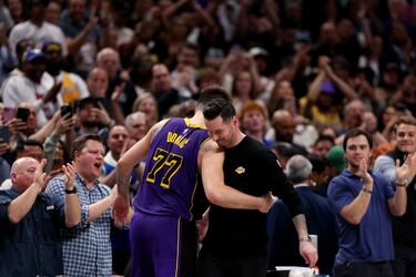 Luka Doncic abraza a JJ Redick, su actual entrenador enLos Angeles Lakers tras el partido jugado en Dallas y que el esloveno respondió con 45 puntos, 8 rebotes y 6 asistencias, además de 4 robos.