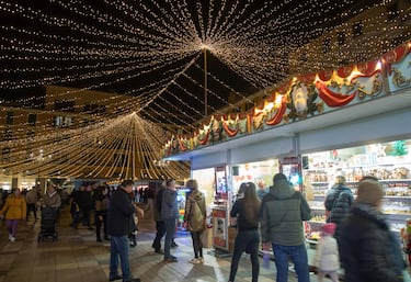 El mercadillo más tradicional de Mallorca se encuentra en la ciudad de Palma en tres emplazamientos: en la Plaza Mayor, en el paseo de la Rambla y en Parc de les Estacions. Se conoce como la Feria de Nadal i Reis en Palma (Feria de Navidad en Palma). En los puestos encontrarás figuras para el Belén, artesanía, puestos para endulzarse la vida y atracciones para niños. Abierto desde el 23 de noviembre hasta el 7 de enero de 2026. Horarios: de 10:00 a 21:00 horas. 