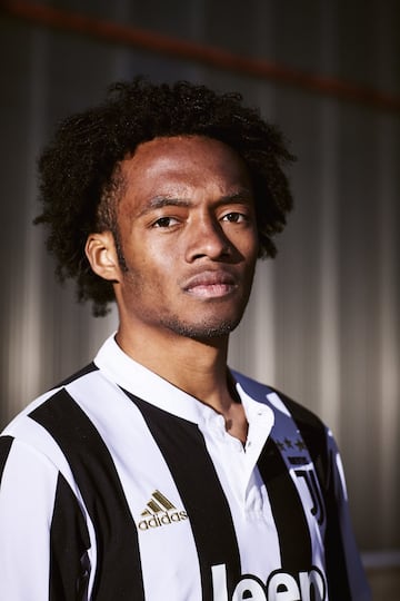 Cuadrado presenta la camiseta de la Juventus 2017 - 2018