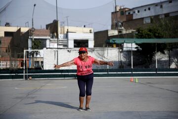 Maria Angelica Ramos a sus 92 años de edad, sigue entrenando a jovenes y niños en el distrito de Los Olivos en Lima, con la misma ilusión desde hace más de 40 años.