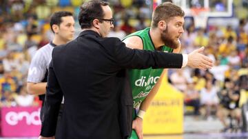 El entrenador del Joventut, Diego Ocampo, da indicaciones a Dominik Mavrad.