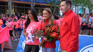Mireia Belmonte, en el despliegue del lazo rosa gigante de la Carrera de la Mujer