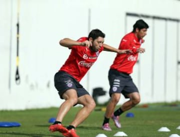 José Rojas se entrena, más atrás también aparece Jaime Valdés.