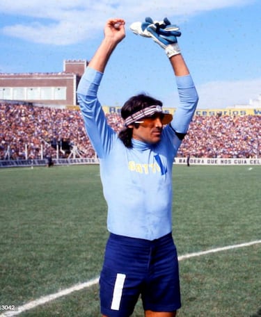 Gatti y su equipación personalizada como portero del Boca Juniors durante el partido del Campeonato Metropolitano ante Atlanta, en octubre de 1978, en Buenos Aires. 
