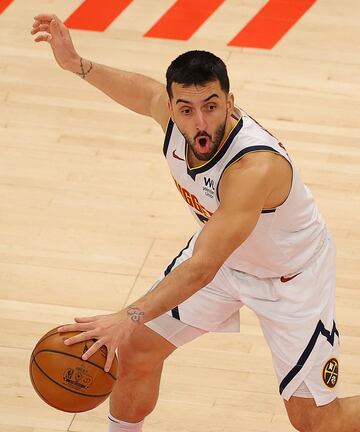 El 迆ltimo en debutar hasta que lo haga Gabriel Deck. Facundo Campazzo puso rumbo a los Nuggets tras estar en las filas del Real Madrid hasta que comenz車 la temporada NBA, con retraso por culpa del coronavirus Firm車 con la franquicia de Colorado el 20 de noviembre de 2020, cuando se despidi車 del club blanco, en el que dej車 un vac赤o muy dif赤cil de llenar. Uno de los jugadores m芍s destacados de Europa y con una reputaci車n intachable en la selecci車n argentina, en la que ejerce de l赤der, promedia 4,7 puntos y 2,8 asistencias con los Nuggets, con los que lleva disputados 45 partidos, dos de ellos como titular.