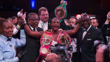 Claressa Shields celebra su victoria ante Christina Hammer.