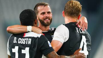 Pjanic abraza a Douglas Costa y De Ligt.