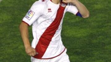 Piti celebra un gol con la camiseta del Rayo Vallecano
