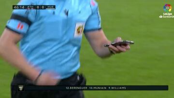 Insólito: el árbitro para el partido porque se encontró un móvil en el césped...