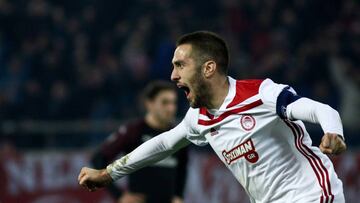 EPA9829. EL PIREO (GRECIA), 13/12/2018.- Kostas Fortounis del Olympiacos celebra un gol hoy, durante un partido de fase de grupos de la Liga Europa UEFA, entre el Olympiacos FC y el AC Milan, en el Estadio Karaiskaki, en El Pireo (Grecia). EFE/ Georgia Pa