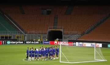 El equipo toma contacto con el cesped de San Siro en el entrenamiento previo al partido de Europa League.
