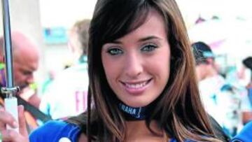 <b>¡Ay, el motor si no fuera por ellas!</b> Sería un sinvivir, fíjense en lo de Alonso últimamente. El día que no es una pieza tipo trócola, ¿que otra cosa es un difusor?, es que caen chuzos de punta. Total, que acabamos encabritados. Pero están ellas para alegrarnos en mal momento. Esta es tan azul que debe ir con Renault, ¡viva y viva!