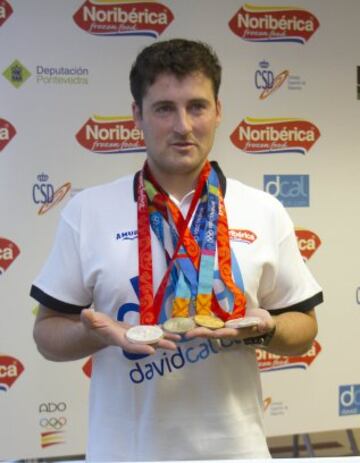David Cal posa en 2011 con las cuatro medallas olímpicas que había conseguido hasta ese momento. 
