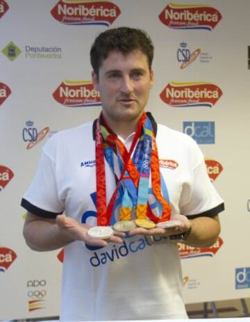 David Cal posa en 2011 con las cuatro medallas ol¨ªmpicas que hab¨ªa conseguido hasta ese momento.