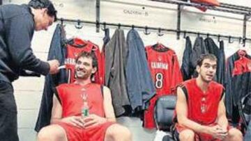 <b>DÚO ESPAÑOL. </b>Garbajosa y Calderón, en el vestuario raptor, poco antes de empezar el partido.