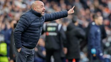 VALENCIA, 24/01/2026.- El entrenador del Espanyol, Manolo González, durante el encuentro correspondiente a la jornada 21 de LaLiga EA Sports entre el Valencia y el Espanyol disputado en Mestalla, Valencia, este sábado. EFE/ Ana Escobar