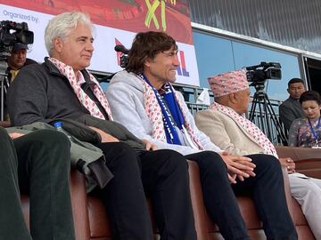 Julio Salinas, en el palco del Pokhara Rangasala, durante el partido ante la selección de Nepal.