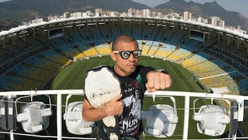 Jos&eacute; Aldo posa en Maracan&aacute; antes del Mundial de Brasil 2014.