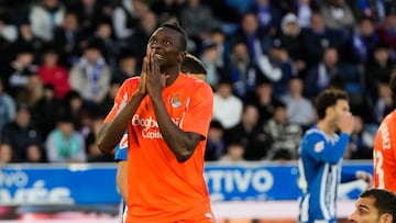 Sadiq Umar, de la Real Sociedad se lamenta de una ocasión ante el Alavés, durante el partido de la jornada 13 de LaLiga EA Sports entre el Alavés y la Real Sociedad. EFE/ Adrián Ruiz Hierro