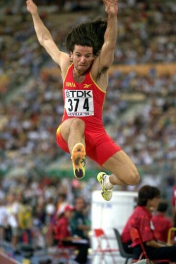 1977-2014. Yago Lamela, atleta español especializado en tripe salto y salto de longitud. Fue medalla de plata en 1999 en el mundial de pista cubierta en Maebashi. Falleció a causa de un infarto en su domicilio de Avilés, Asturias.