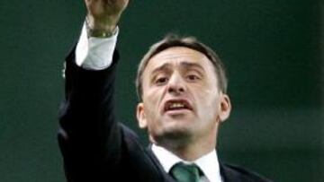 <b>AMENAZADO.</b> El técnico Paulo Bento, ex jugador del Oviedo, es uno de los amenazados.