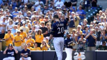 MILWAUKEE, WI - JULY 31: Jonathan Lucroy #20 of the Milwaukee Brewers gestures to the crowd while batting in the eighth inning against the Pittsburgh Pirates at Miller Park on July 31, 2016 in Milwaukee, Wisconsin. Dylan Buell/Getty Images/AFP
== FOR NEWSPAPERS, INTERNET, TELCOS & TELEVISION USE ONLY ==
