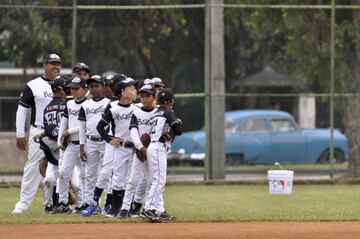 Niños participando en un clínica de baseball de los Tampa Bay Rays en Cuba. 