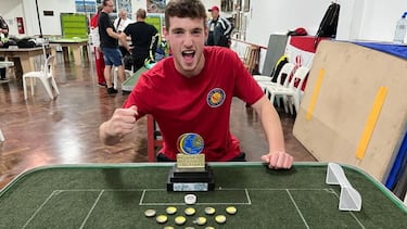 Los más jóvenes no lo vivieron, pero el mejor juego de fútbol de los 90 tenía chapas de botella y un garbanzo como balón