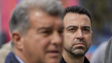 Xavi escucha a Joan Laporta durante un discurso.