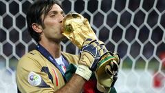 La temporada 2005/06 no empezaba de la mejor manera para Buffon. Una lesión en el hombro provocada por un choque con Kaká iba a alejarle de los terrenos de juego los cuatro primeros meses de competición. Afortunadamente, Marcello Lippi contó con Gianluigi para el Mundial de 2006. Durante el torneo, la red italiana solo verá entrar dos balones, uno en fase de grupos y el otro, la famosa panenka de Zidane en la final. La defensa ‘azzura’ fue imposible de pasar en aquel torneo. En la final contra Francia, a pesar de no haber parado ninguno de los disparos durante la tanda, el fallo de Trezeguet en el segundo penalti francés y el acierto total de los italianos permitieron coronar a Italia campeona del Mundo por cuarta vez. También acabará segundo en la lista del Balón de Oro, justo detrás de su compañero de selección, Fabio Cannavaro.