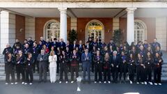 Foto de familia de las jugadoras de la Selección tras ganar la Nations League junto al presidente del Gobierno, Pedro Sánchez, la ministra de Deporte, Pilar Alegría, y el presidente de la gestora de la RFEF, Pedro Rocha.