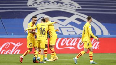 Los jugadores del Barça celebran uno de sus goles en el Bernabéu.