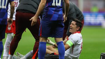 Soccer Football - UEFA Nations League - Group A1 - Poland v Croatia - PGE Narodowy, Warsaw, Poland - October 15, 2024 Poland's Robert Lewandowski receives medical attention after sustaining an injury REUTERS/Kacper Pempel