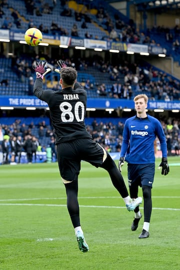 El portero del Chelsea Kepa Arrizabalaga ha querido homenajear al 'Txopo' Iribar. El portero vasco salió en el calentamiento del partido del Chelsea frente al Leeds con una camiseta negra con el nombre de Iribar y con el número 80.