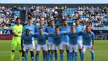 Los jugadores del Ibiza posan antes del encuentro frente al Fuenlabrada.