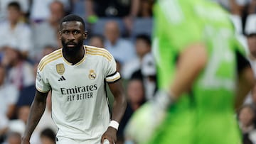 Real Madrid's German defender #22 Antonio Rudiger looks at Real Madrid's Spanish goalkeeper #25 Kepa Arrizabalaga during the UEFA Champions League 1st round day 1 group C football match between Real Madrid and Union Berlin at the Santiago Bernabeu stadium in Madrid on September 20, 2023. (Photo by OSCAR DEL POZO / AFP)