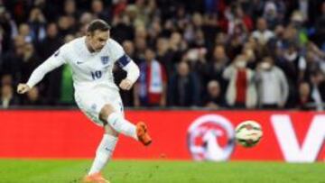 Rooney golpea el penalti que supondría el segundo tanto.