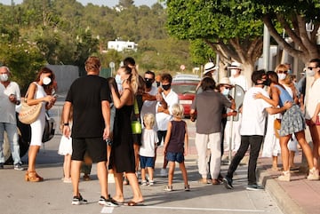 Los hijos del piloto han inaugurado la calle "Camí d'Ángel Nieto" en la isla pitiusa rodeados de familia y amigos tres años después del desgraciado accidente.