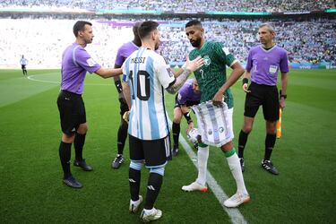 Lionel Messi junto al capitán de Arabia Saudí Salman Al-Faraj sorteado los campos antes del inicio del encuentro.