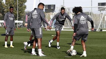 Vinicius, Casemiro, Varane y Marcelo en un rondo del entrenamiento del Real Madrid.